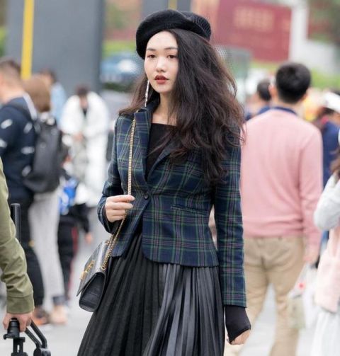  「妩媚」街拍时尚魅力的女孩搭配蓝色牛仔裤，浪漫妩媚