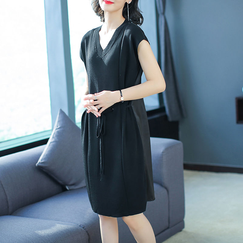 去小姨家玩，看见小姨一件件连衣裙美丽极了，回家也跟着买