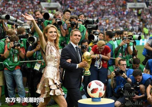 法国夺冠，LV太子妃水果娜笑到合不拢嘴，世界杯闭幕最幸福超模