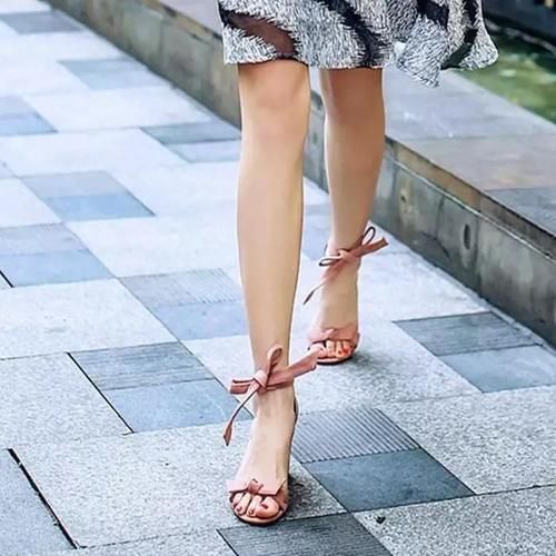 一字带高跟凉鞋设计简约突出鞋型精美好洋气