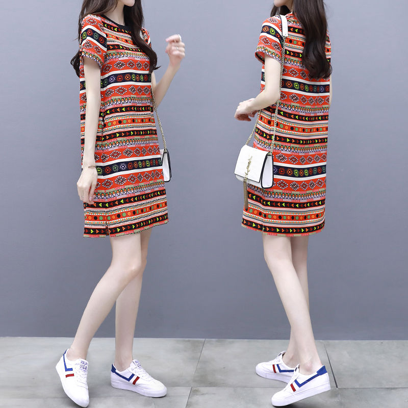 时髦女人胆子大，三伏天穿的靓丽美裙，不怕走光，走到哪都是焦点