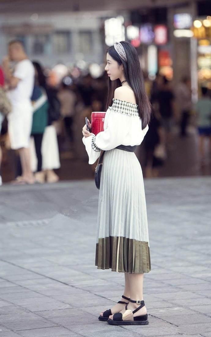 红色连衣裙的小姐姐，微胖中带着丰满和性感，路人都爱看!