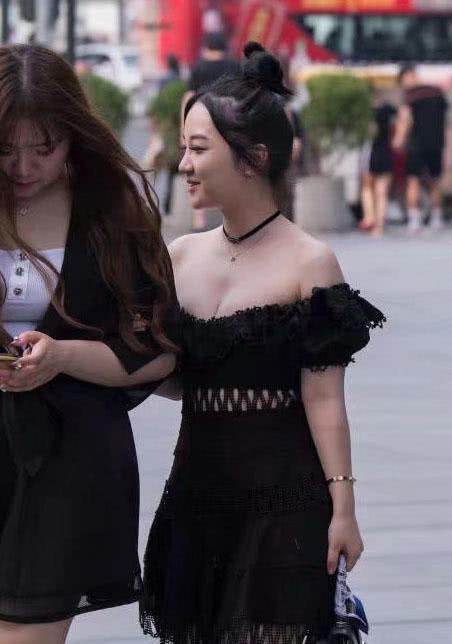 轻质少女一字露肩酥胸半露，面带桃花的美眉谁有本事娶回家？