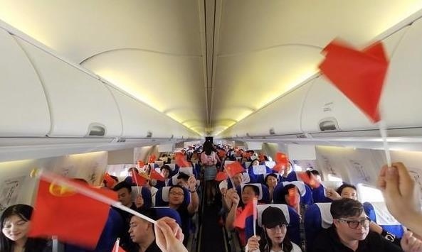 为什么飞机上所有空姐换下制服都穿学生装？原来航空公司是这意思