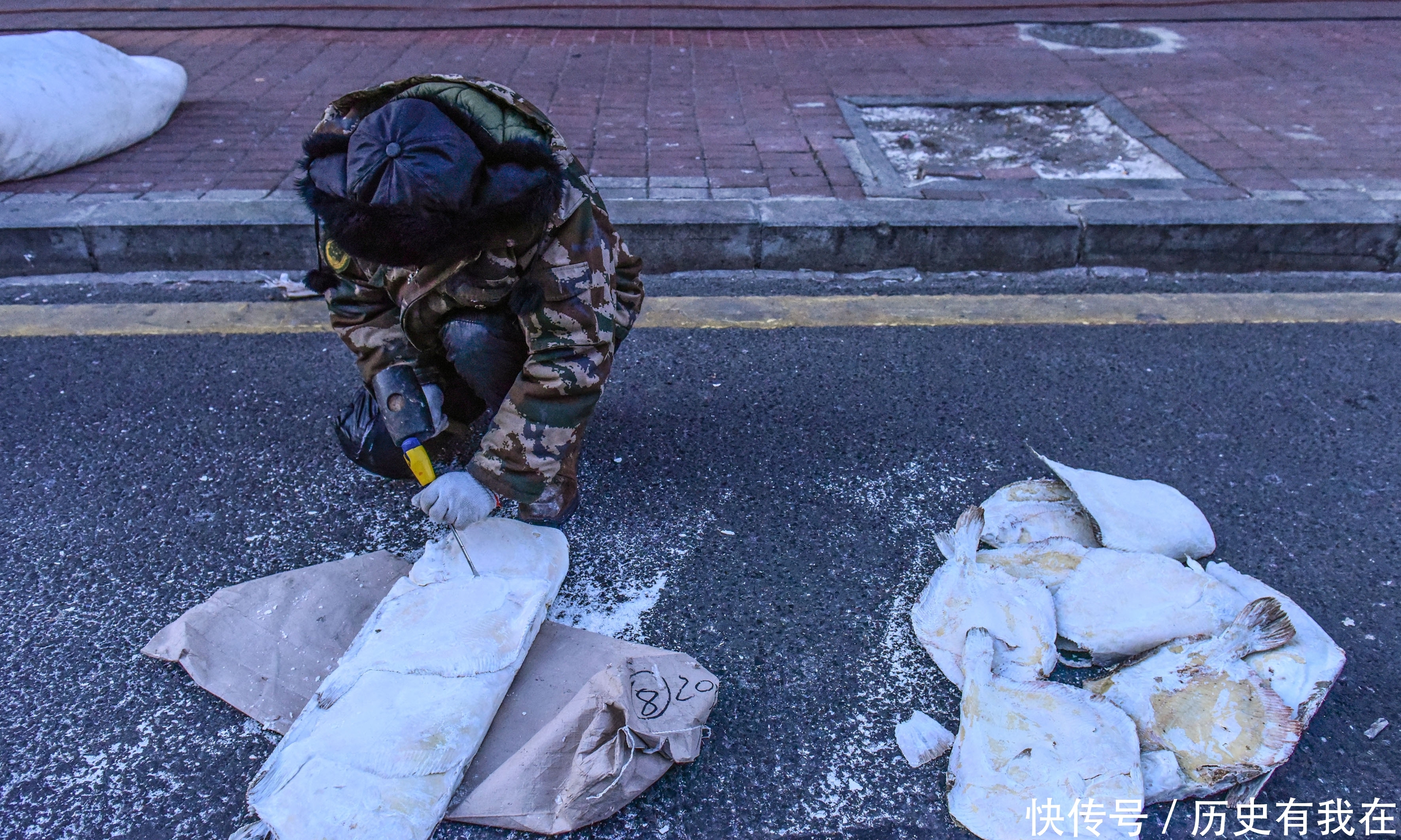  街边@你见过零下40度的露天早市吗？街边卖鱼不用刀，而用铁锤和