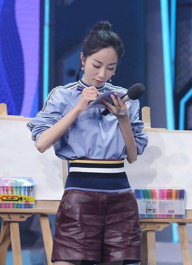 35岁韩雪真是厉害，穿短裤套装：真心令人着迷！