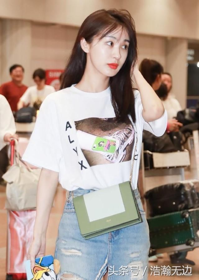 明星李菲牛仔裙穿出新高度，短裙开叉到腿根，网友：妹子不进风吗