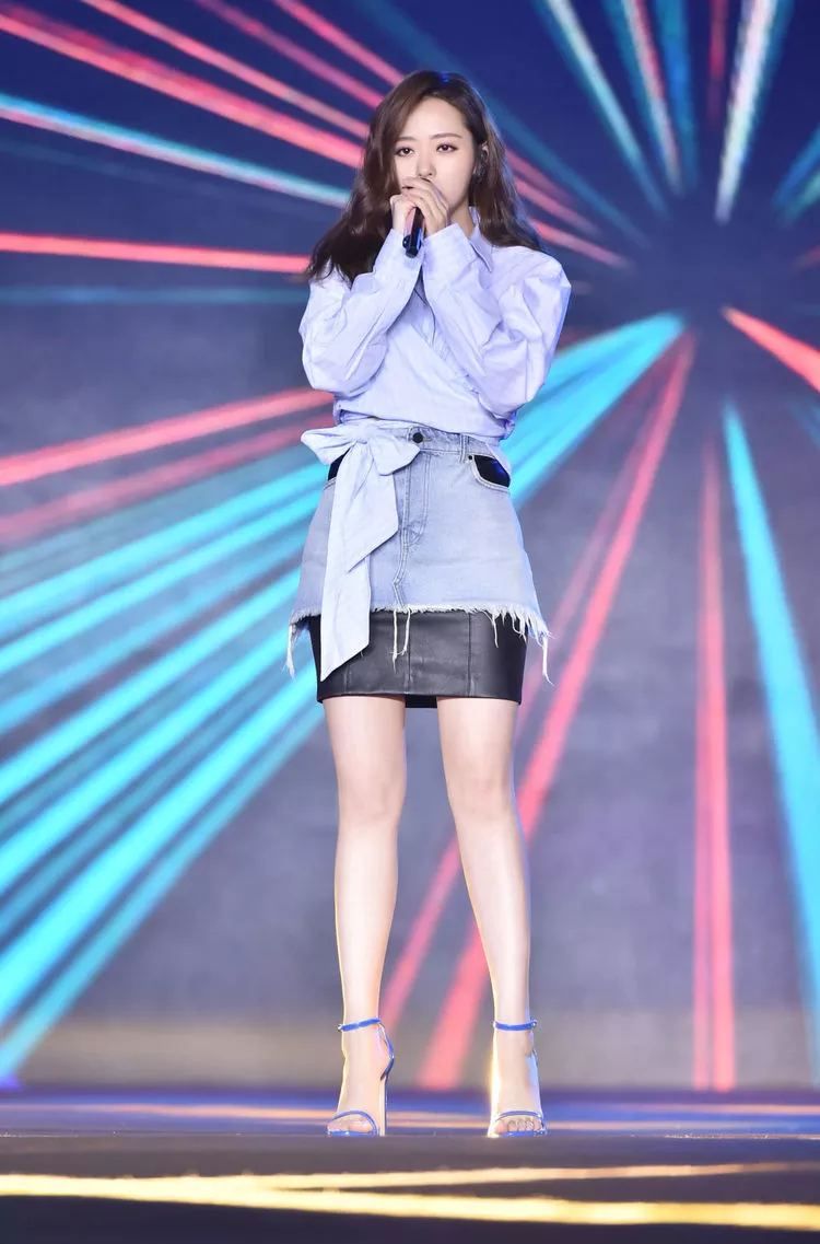 张靓颖为了凹造型，西装穿成露肩，网友：这腿修的太美了