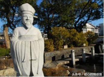 日军进村屠杀村民,看到一块墓碑,上面写着3个