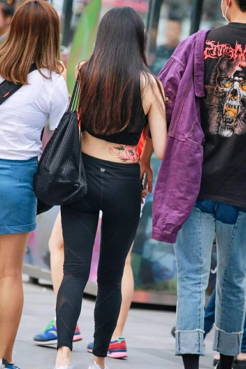 最萌身高差的情侣，小姐姐这身材很完美纹身非常靓眼