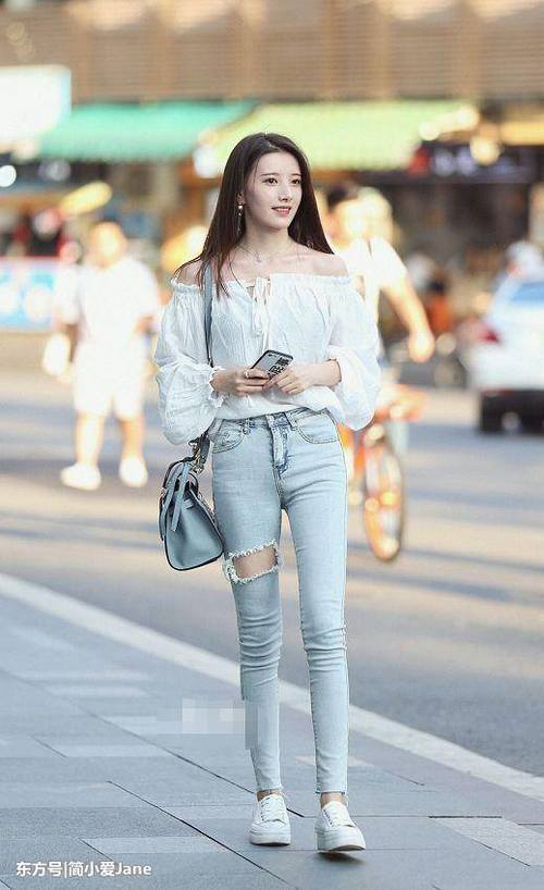 街拍：牛仔裤美女，腿部线条很流畅，真是妙不可言的好身材！