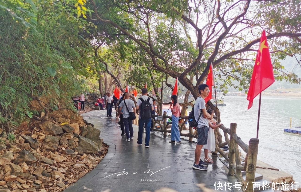十一当天实拍广西5A级旅游景区,到处是国旗,游客并没有想象的多