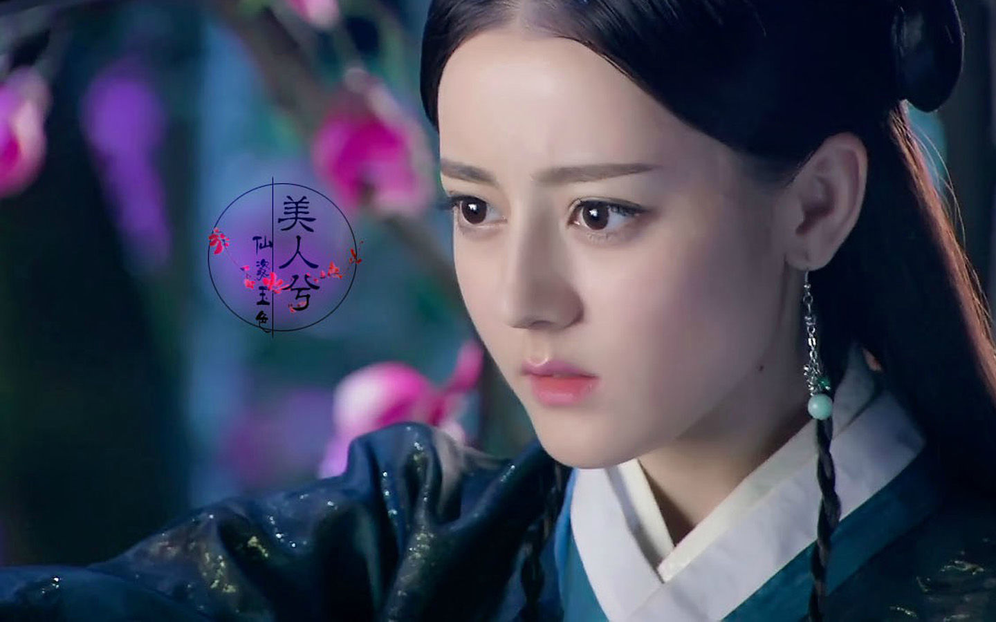 迪丽热巴身穿粉色低胸短裙现身活动 秀大美腿，撩发微笑魅力十足