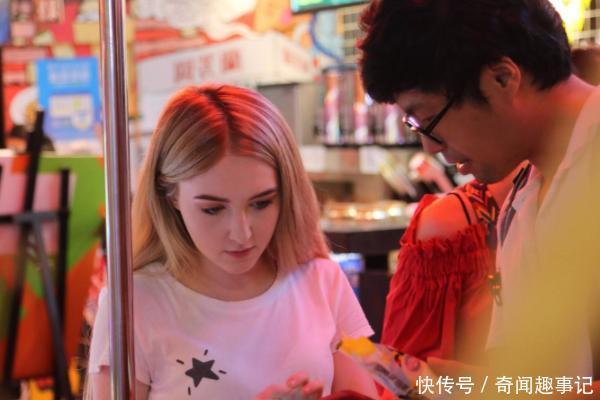 俄罗斯姑娘来中国，最喜欢买这2种东西，表示：有面子