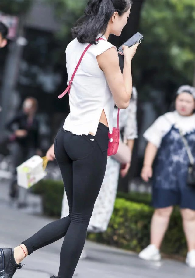 气质小姐姐亭亭玉立的身材,十分让人怜惜的样子。