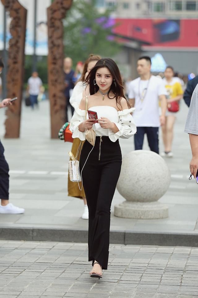 街拍路人,盛装出行不如简简单单的穿搭,既时尚又舒适