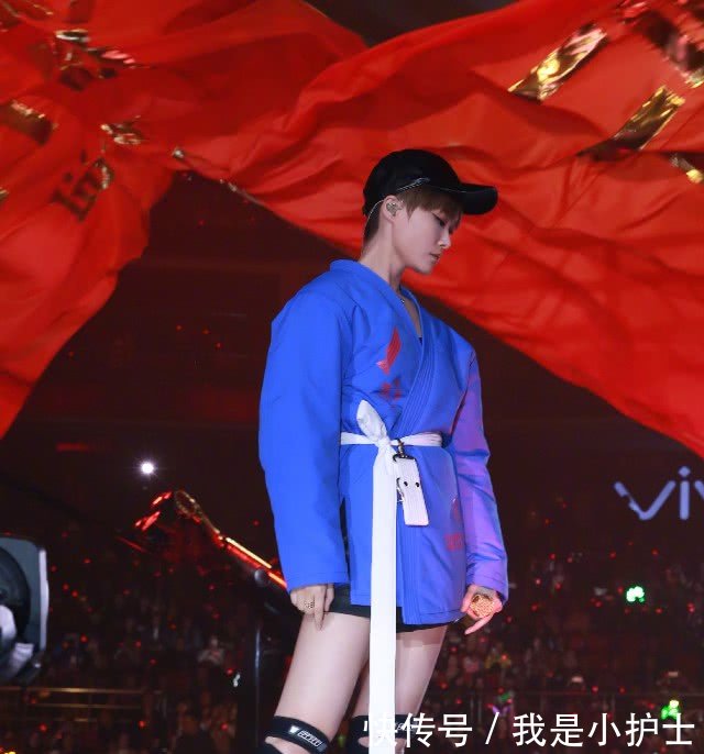 李宇春演唱会造型超雷人，直接穿着“床单”登场却帅出一片天！