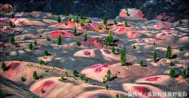 精选一组奇趣图片；北京西山上空出现圆形“航迹云”