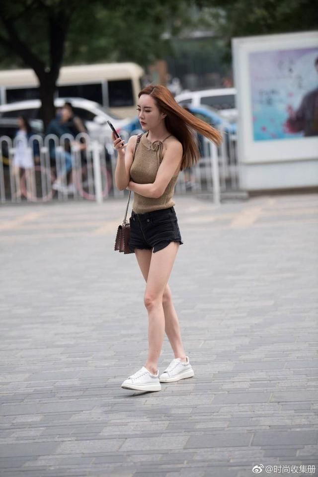 街拍:小美女清新漂亮楚楚动人，惹人喜欢啊!