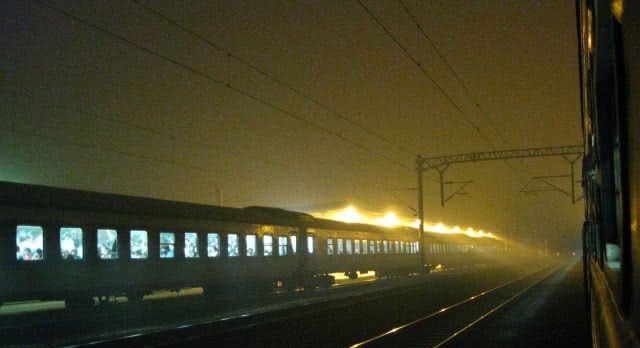 为啥火车半夜经过某地时，乘务员会强制拉上窗帘？原因其实很简单