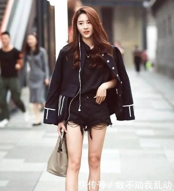  『美女』街拍：面容白皙的美女一条短裤，穿出了蝴蝶翩翩起舞的感觉