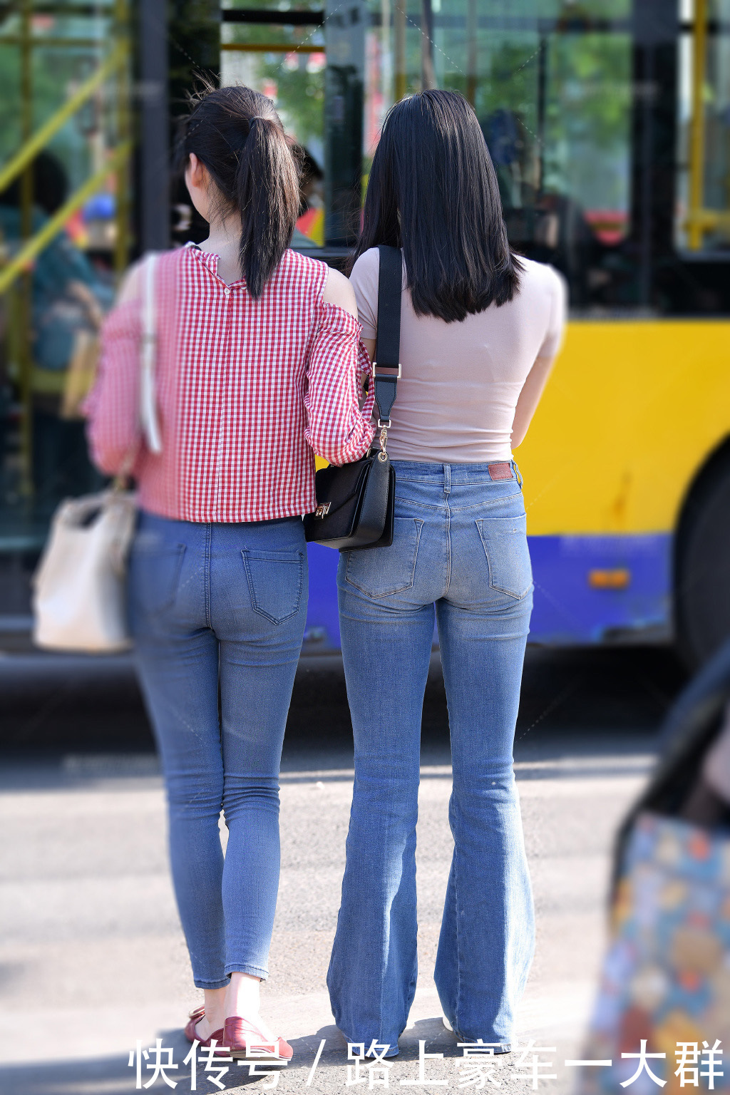  「风采」出门逛街少不了闺蜜陪伴，个性的穿搭让你展现出专属风采