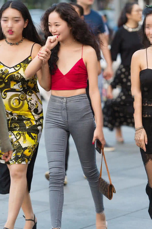 时尚辣妈穿红色吊带上衣身材火辣，十分迷人