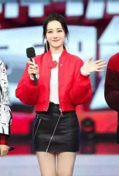 本以为杨颖穿包臀裙够惊艳了，看完热巴穿包臀裙，我沉默了!