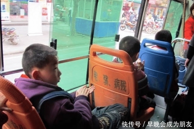  「公交车」五岁男孩坐公交车，被大妈强行拽起来，男孩一番话，