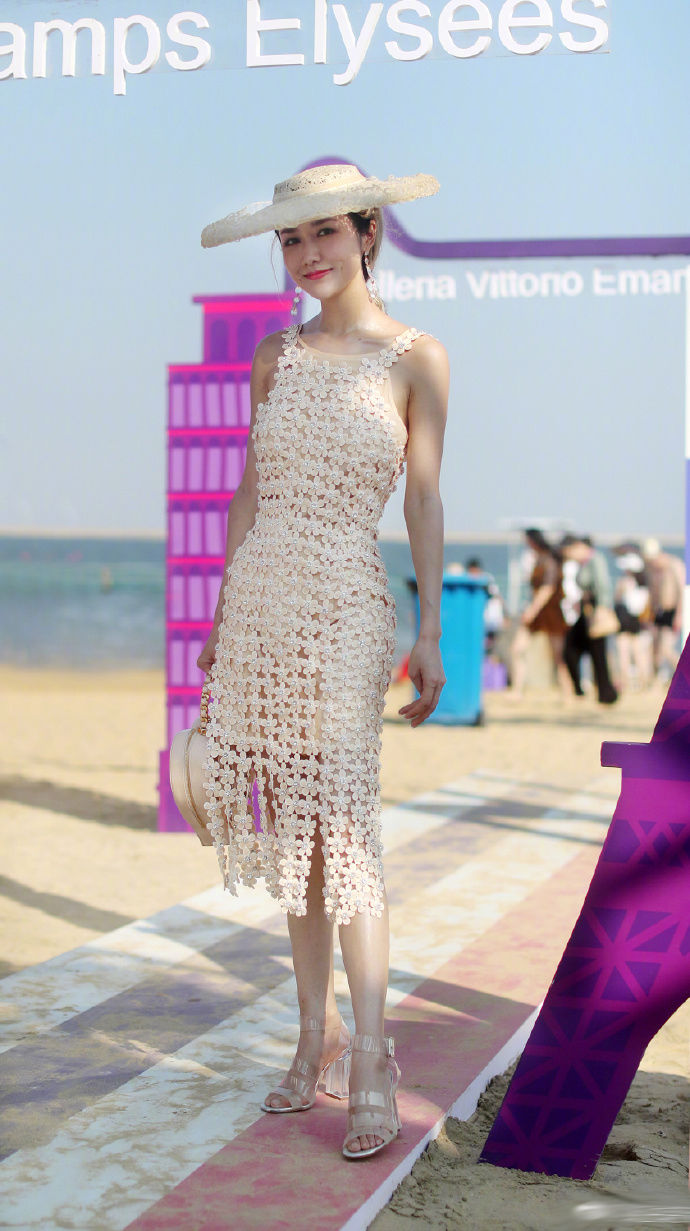 街拍路人，穿搭时尚前卫的路人，就像耀眼的明星一样气质爆表