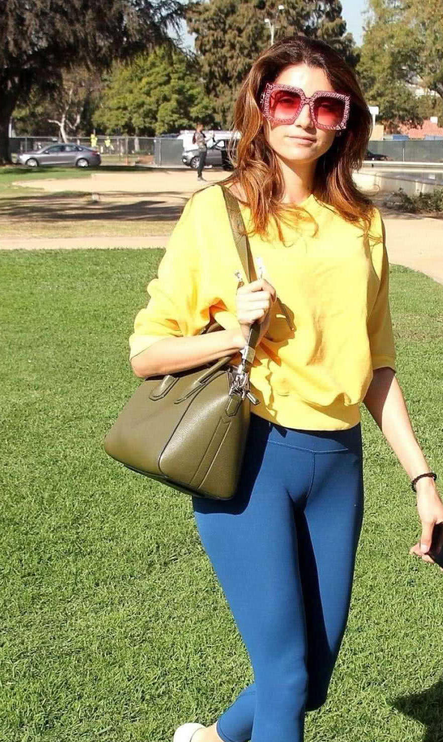 国外靓妹子蓝色紧身裤秀出完美身材，走起路来很带感，这就是差距