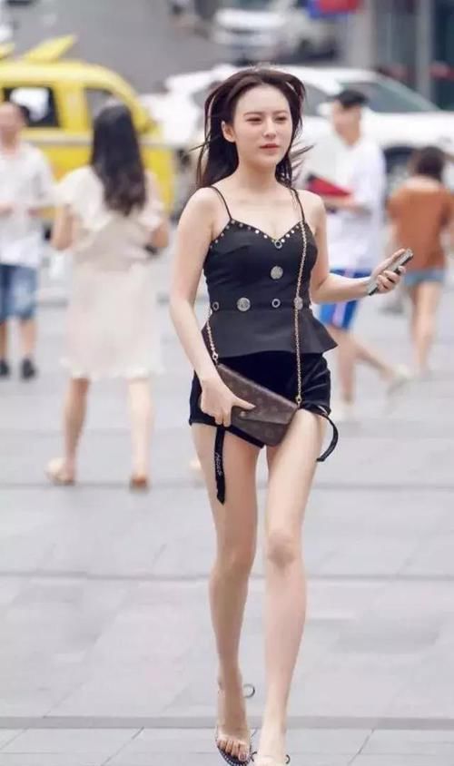  『气质』街拍：小姐姐白色的吊带v领搭配白色休闲裤，有种仙女般的气息