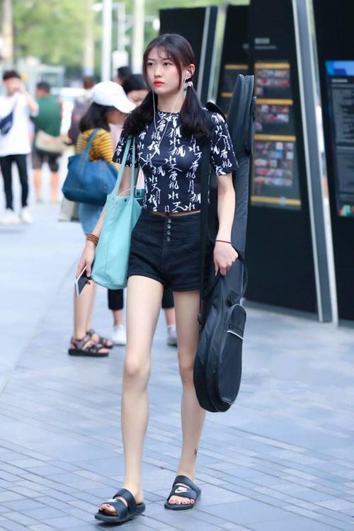 丰盈靓丽的牛仔裤美女肤白貌美，彰显魅力十足的女性韵味！