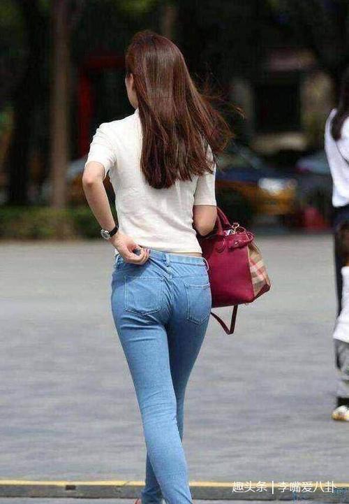 路人街拍，长得漂亮的小姐姐都很会穿搭，吸引着路人的目光！