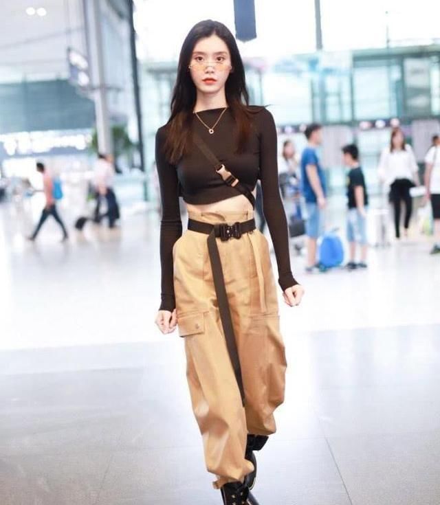  『爱美』被年轻女孩嫌弃“老土”的工装裤又火起来了！爱美的明星都在穿