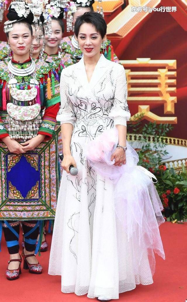 《跨界歌王》总决赛,宁静浓妆配白色印花裙,碾压那英的男人装!