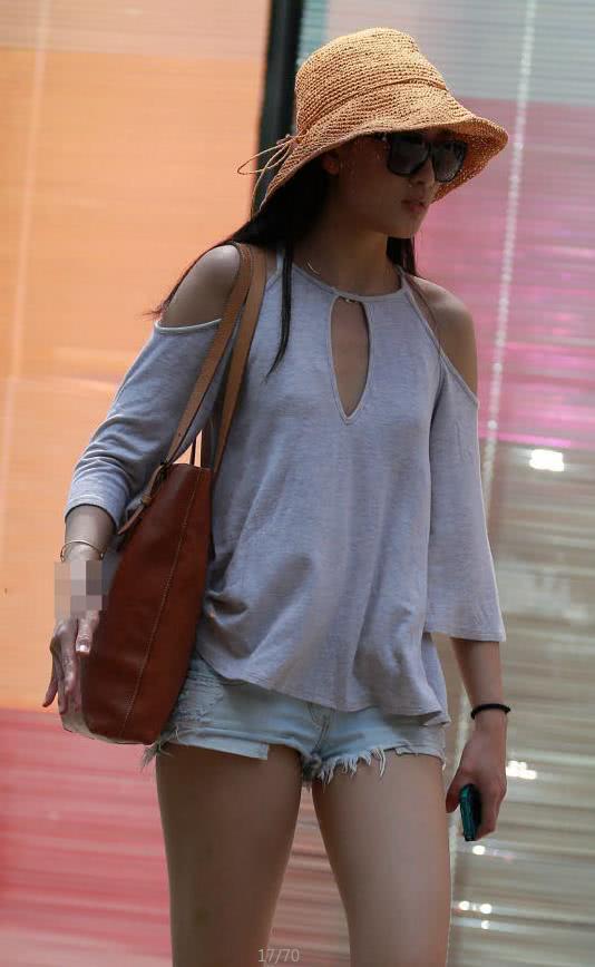 草帽小姐姐深VT桖穿出秀丽好身材，白皙纤瘦的双腿很吸睛