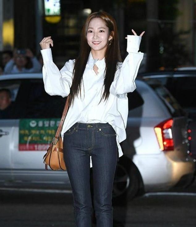 她直筒裤硬是穿成了紧身裤，居然还塞进衬衫，网友:该减肥了!