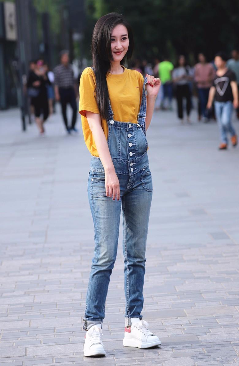 街拍：青春时尚又有韵味的姑娘，身材苗条身姿挺拔！
