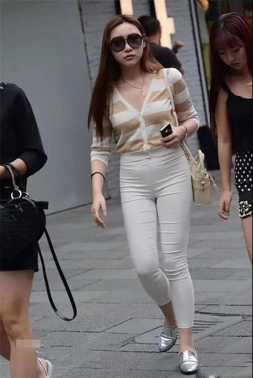 普通身材和高挑瘦身材穿上白色修身裤，差别原来还是很大的啊!