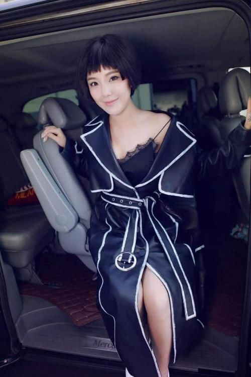 『套造型』《青春期》的赵奕欢已长大，穿高开叉黑色长裙，网友：美到不敢看