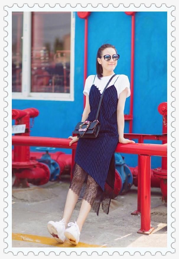 这真是李宇春吗？吊带裙配T恤女人味十足，撞上迪丽热巴也稳赢！