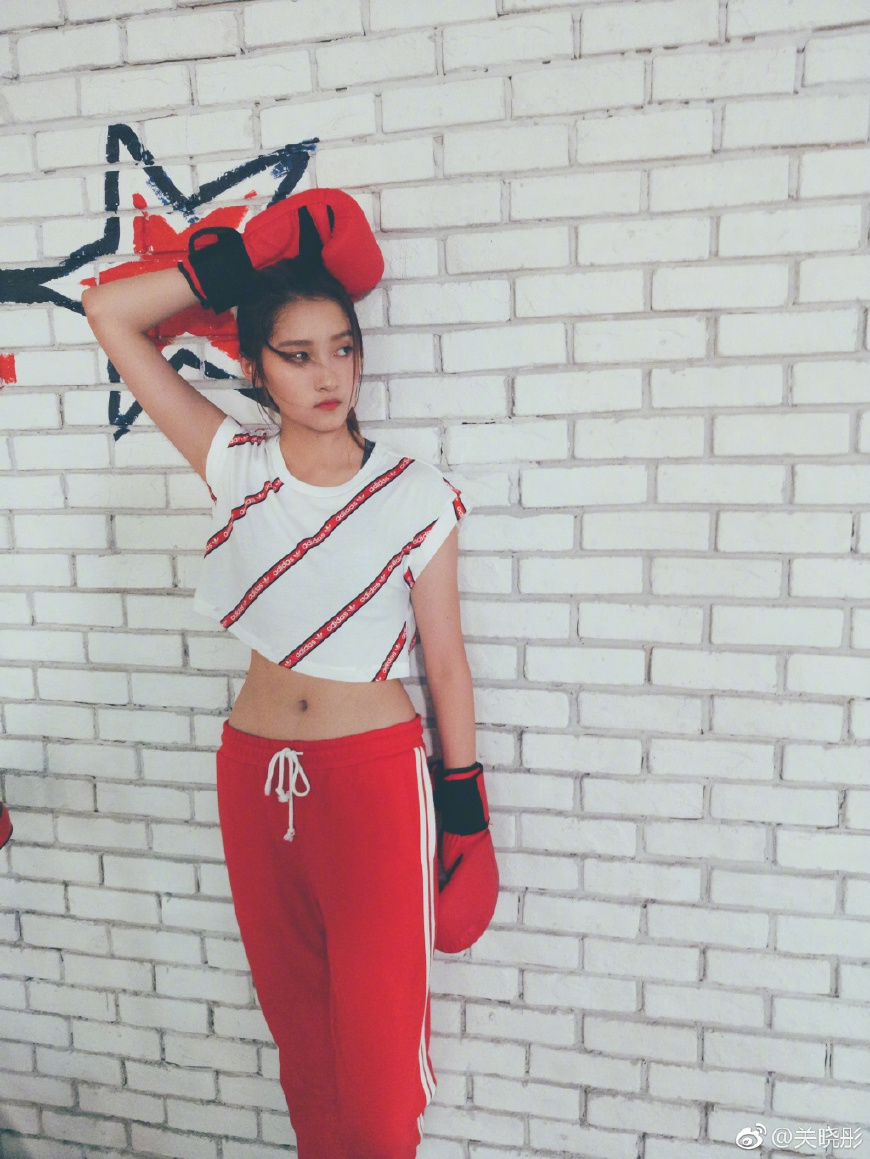 关晓彤美腻了！一袭天蓝色吊带连衣裙仙气十足，网友：终于穿对了