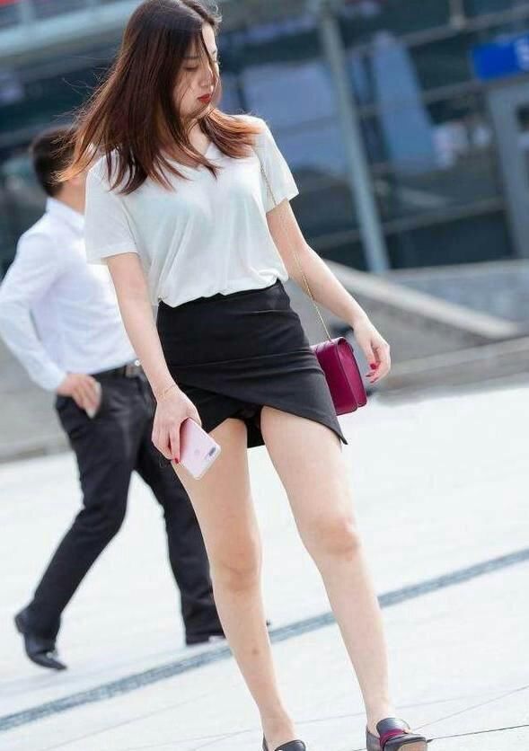 街拍:街头辣妹有颜有胸有长腿,仙女也不过如此