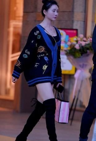  「减龄」路人街拍，小姐姐这身搭配减龄又时尚，看起来很好看