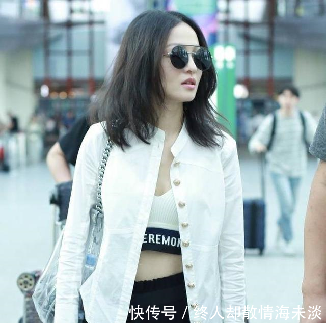 张韶涵机场哺乳装扮引热议，身材突然变好了，网友扣子能系上吗