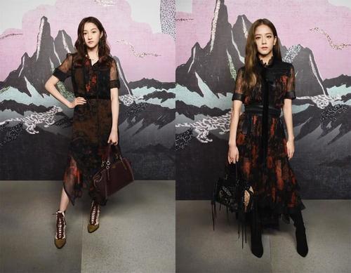 关晓彤长脸了，和傻脸娜合影气场不输，撞衫金智秀更胜一筹！