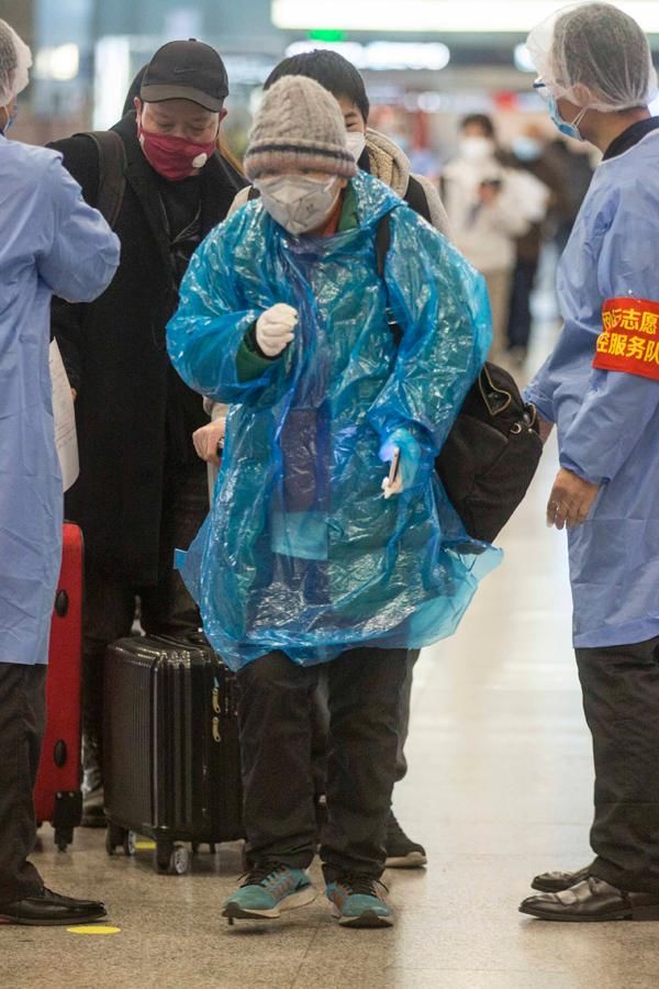  全民■全民战疫｜坐火车来上海，旅客自制防护服抵挡新冠肺炎病