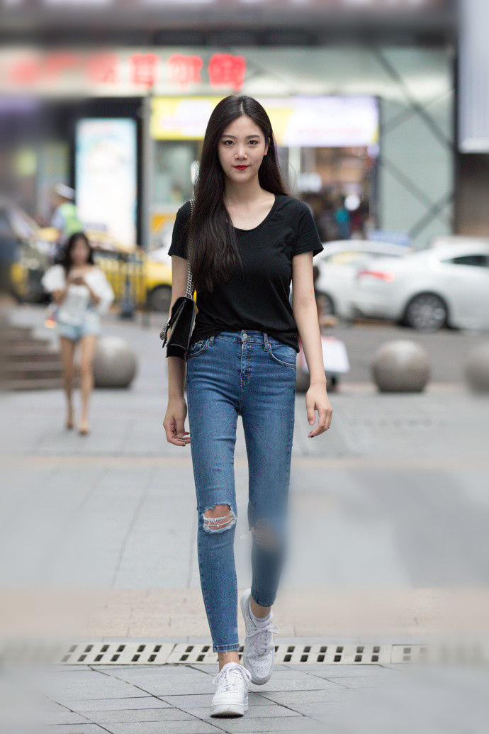 夏季街拍，天气太热拿包遮挡，小姐姐动作好美