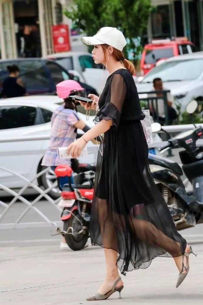 紧身打底裤再迷人, 也敌不过连衣裙的美